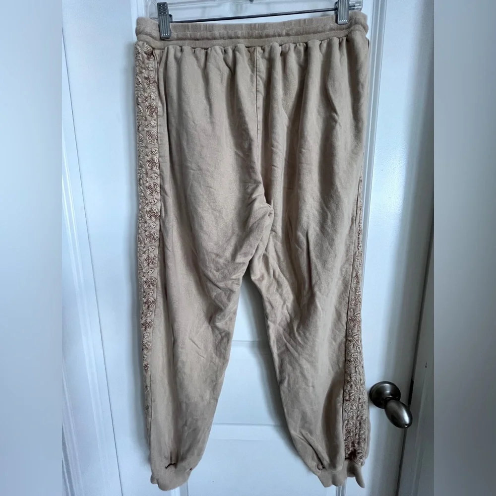 Solitaire Beige Floral Embroidered stonewash SweatPants size large - Picture 8 of 10